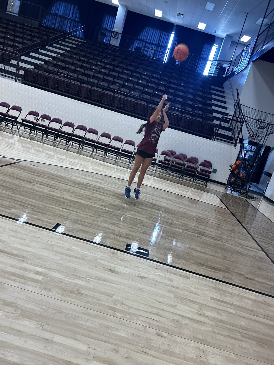 BrenlyLamb's tweet photo. Shooting, dribbling and footwork on the day of rest 🤫 @MOPhenomAR_2027 @JrAllStarBB @NE_Ok_HS_Sports @PGHOklahoma https://t.co/4e3B7Rs9Aj