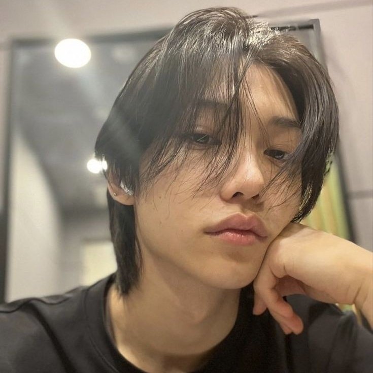 Au #HyunLix || lover or friend?

Hyunjin necesita pagar cuentas pendientes y decide meterse en peleas callejeras ilegales. 

Felix es el hermano del organizador de las peleas ilegales de su barrio. Su vida marchaba normal hasta que un pelirrojo cae lastimado a sus pies.