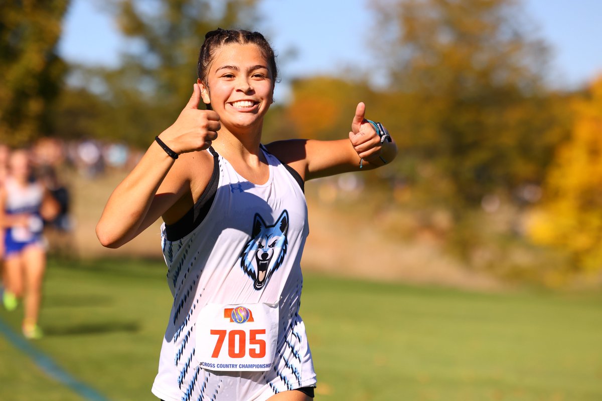 PrepRunningNerd's tweet photo. Bloomin' Nerd was our 'volume' shooter for the Class C and D girls races.  As she has done all year for northeast Nebraska meets - including shooting two District locations in a three-hour period - she rose to the occasion in Kearney. https://t.co/Hb4mVkwwWH