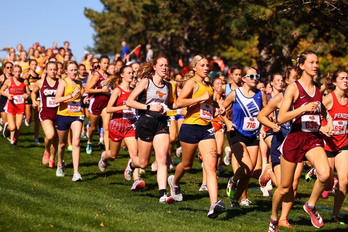 PrepRunningNerd's tweet photo. Bloomin' Nerd was our 'volume' shooter for the Class C and D girls races.  As she has done all year for northeast Nebraska meets - including shooting two District locations in a three-hour period - she rose to the occasion in Kearney. https://t.co/Hb4mVkwwWH