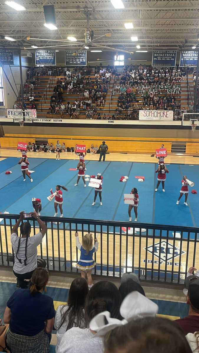 foxbattles's tweet photo. saks high school cheerleaders on Riley Greens court ! https://t.co/uUCSNQkcY3