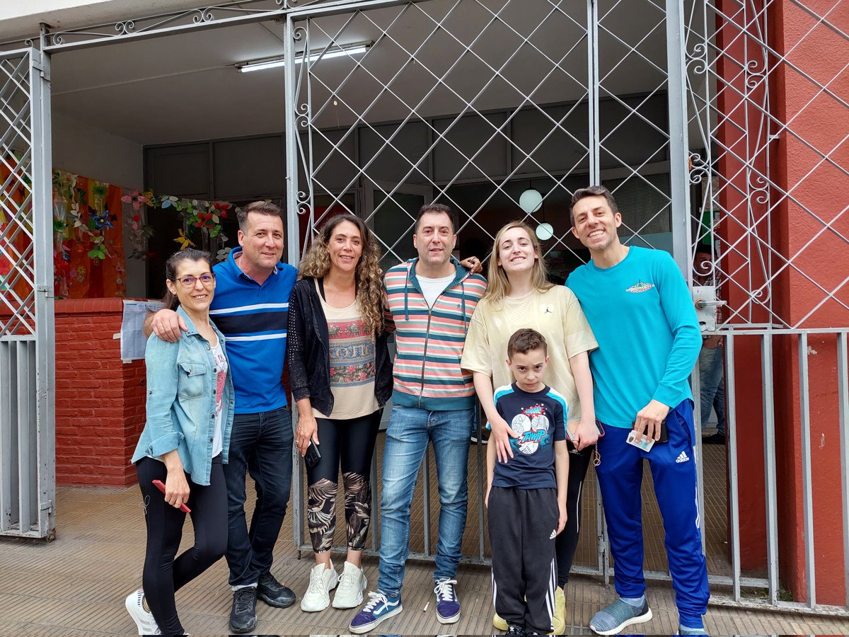 NoeliaQuindimil's tweet photo. Ya voté en la Escuela N°4 de Valentín Alsina, acompañada de mi hermosa familia ❤️ 🗳️

Emitir nuestro voto es defender nuestra democracia 🇦🇷

Gracias a todos nuestros fiscales por el gran trabajo que están realizando en esta jornada 💪

#YaVoté https://t.co/h8j2z2Orr8