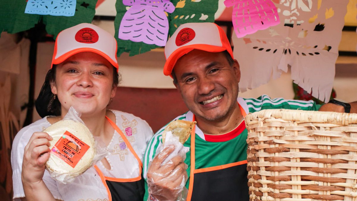 DesarrolloBta's tweet photo. ¡Disfruta de una tarde llena de música, gastronomía y mucho talento local!🥰😍 No te pierdas el último día de la Feria de la Economía Cultural y Creativa #HechoEnBogotá❤️💛
No hay mejor lugar para descubrir nuevos sabores y adquirir productos #HechosConAmor y mucha dedicación.🤩 https://t.co/lYUP9hJbXm