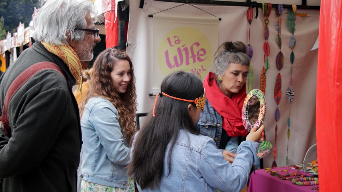 DesarrolloBta's tweet photo. ¡Disfruta de una tarde llena de música, gastronomía y mucho talento local!🥰😍 No te pierdas el último día de la Feria de la Economía Cultural y Creativa #HechoEnBogotá❤️💛
No hay mejor lugar para descubrir nuevos sabores y adquirir productos #HechosConAmor y mucha dedicación.🤩 https://t.co/lYUP9hJbXm