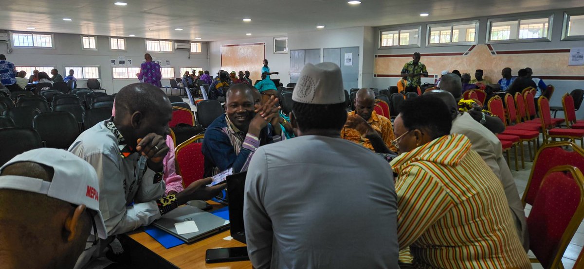 Dans le cadre du symposium sur l’enseignement bilingue en Guinée 🇬🇳, des ateliers de travaux sont tenus pour co-construire des recommandations en vue de présenter aux autorités un projet de feuille de route pour l’extension de l’enseignement bilingue.