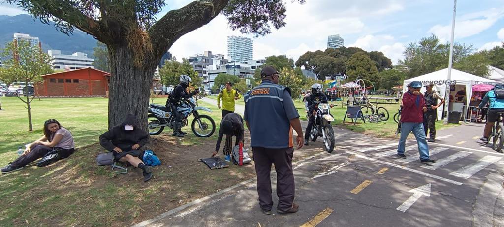 amcquito's tweet photo. 🚨 #QuitoConControl | Junto a @PoliciaEcuador, @agentesdequito y @ObrasQuito recorremos las inmediaciones del Parque La Carolina. 🛝🌳🪁

Controlamos:
👉🏻 Permisos de comercio autónomo 
👉🏻 Correcto uso del espacio público 

Te invitamos a disfrutar de la ciudad con respeto y orden. 🙌

Con apoyo ciudadano #QuitoRenace. 🤝