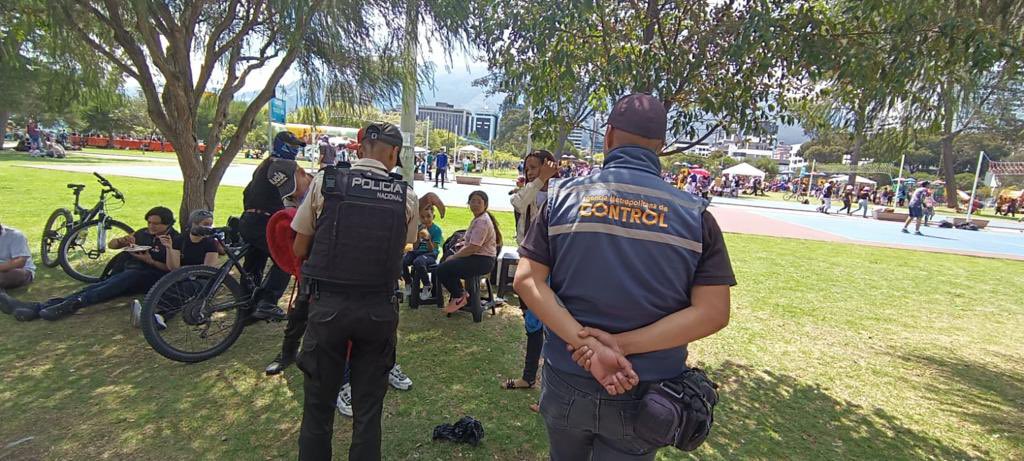amcquito's tweet photo. 🚨 #QuitoConControl | Junto a @PoliciaEcuador, @agentesdequito y @ObrasQuito recorremos las inmediaciones del Parque La Carolina. 🛝🌳🪁

Controlamos:
👉🏻 Permisos de comercio autónomo 
👉🏻 Correcto uso del espacio público 

Te invitamos a disfrutar de la ciudad con respeto y orden. 🙌

Con apoyo ciudadano #QuitoRenace. 🤝