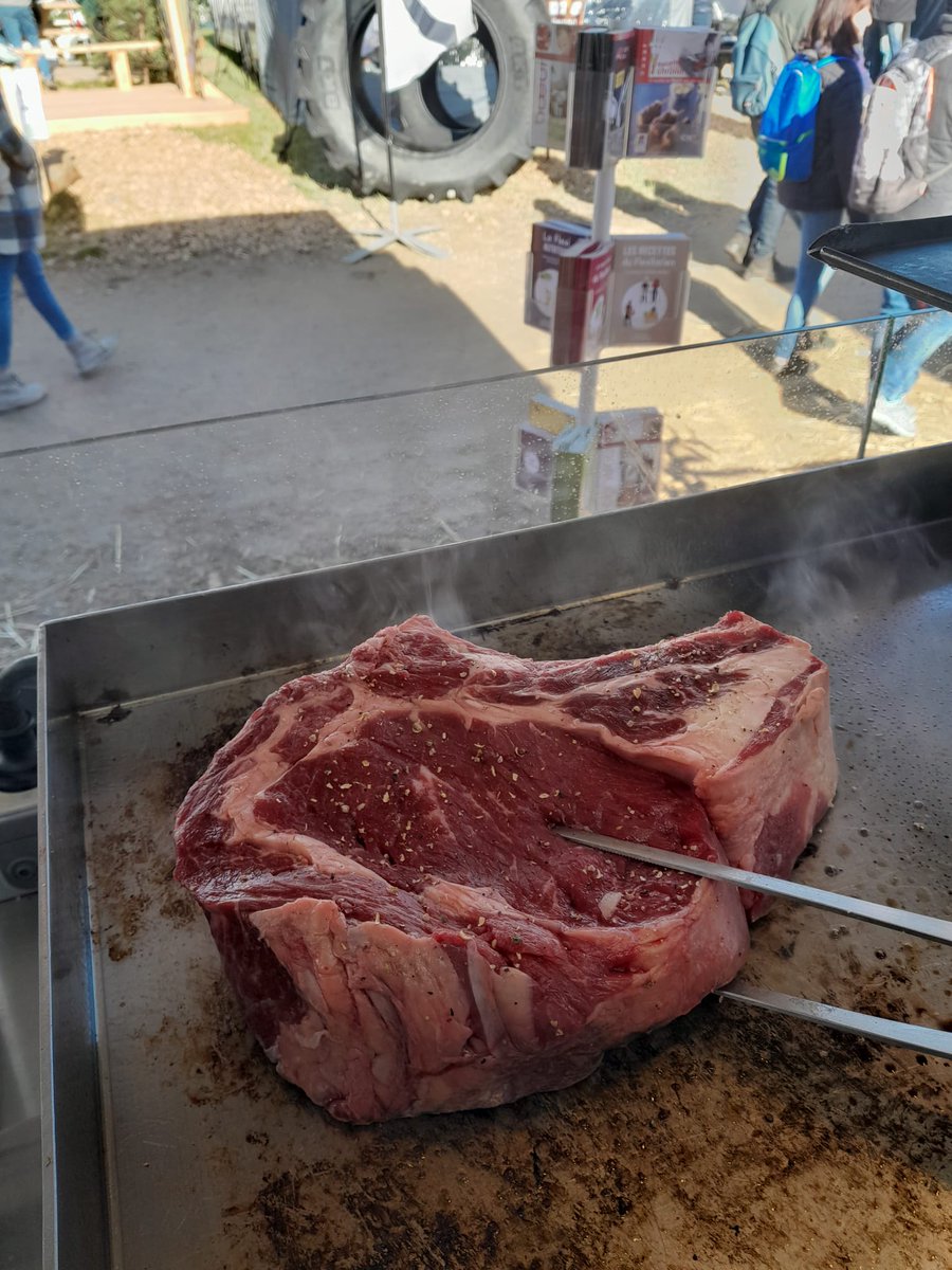 InterbevGdEst's tweet photo. Dernière journée @foiredepoussay en images : apprendre en s'amusant ; déguster une viande locale issue du modèle durable de polyculture élevage de la @regiongrandest
#loqualite #labelrouge @LesFlexitariens
On se retrouve de mer à ven à #agrimax pour échanger #questiondepro https://t.co/rMYfdafB8A