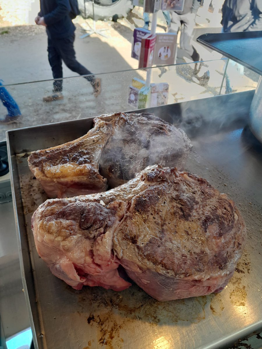 InterbevGdEst's tweet photo. Dernière journée @foiredepoussay en images : apprendre en s'amusant ; déguster une viande locale issue du modèle durable de polyculture élevage de la @regiongrandest
#loqualite #labelrouge @LesFlexitariens
On se retrouve de mer à ven à #agrimax pour échanger #questiondepro https://t.co/rMYfdafB8A