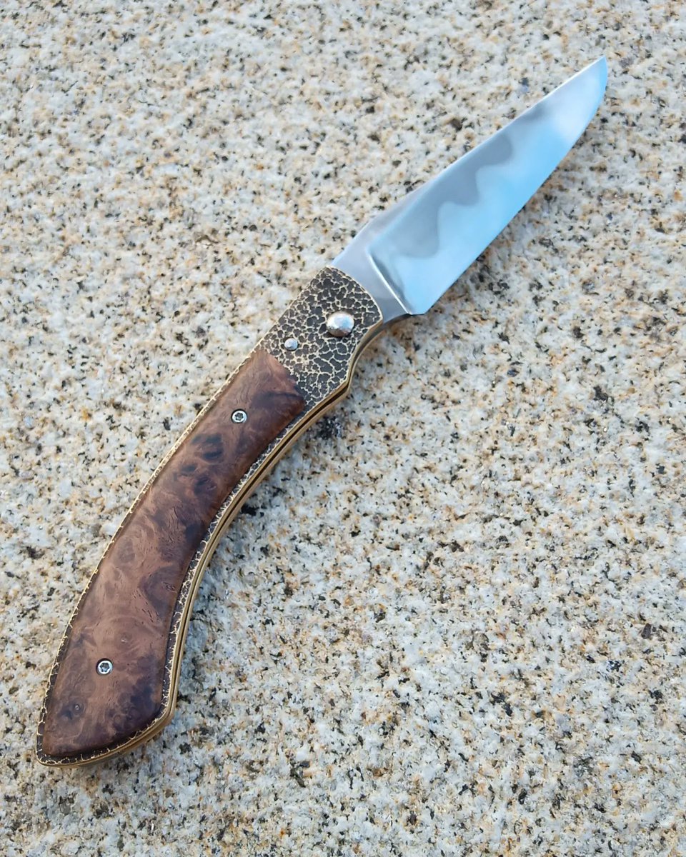 Couteaudumitou's tweet photo. Bonjour à tous 
Voilà un #couteau pliant Sionvillois Piémontais
Sa lame est en acier carbone 26c3 avec une trempe sélective
Ses platines sont en laiton martelé
Son manche est en loupe de noyer stabilisée
Il mesure 20 cm pour 8 cm de lame
#knife #handmade #madeinfrance #faitmain https://t.co/1naV9MVITL