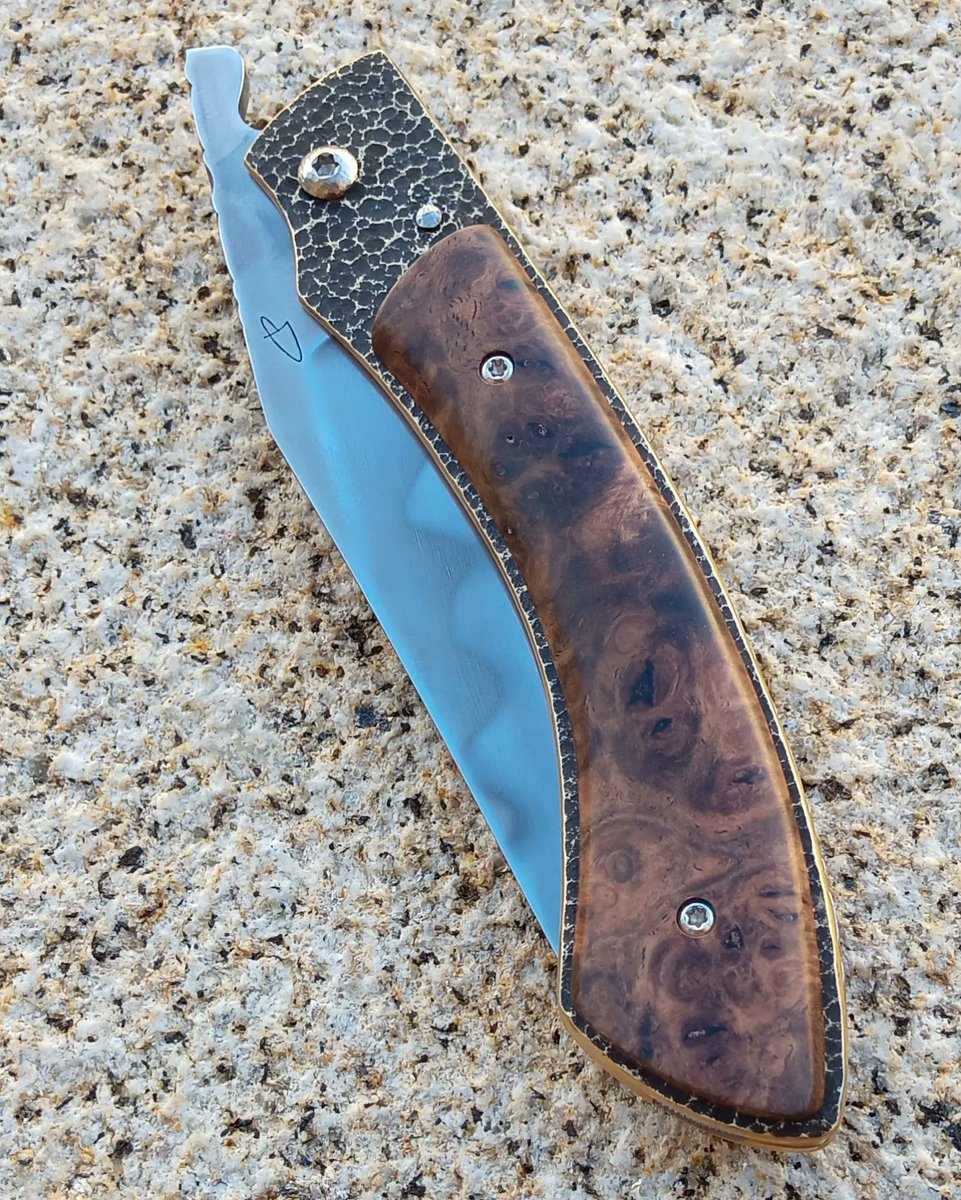 Couteaudumitou's tweet photo. Bonjour à tous 
Voilà un #couteau pliant Sionvillois Piémontais
Sa lame est en acier carbone 26c3 avec une trempe sélective
Ses platines sont en laiton martelé
Son manche est en loupe de noyer stabilisée
Il mesure 20 cm pour 8 cm de lame
#knife #handmade #madeinfrance #faitmain https://t.co/1naV9MVITL