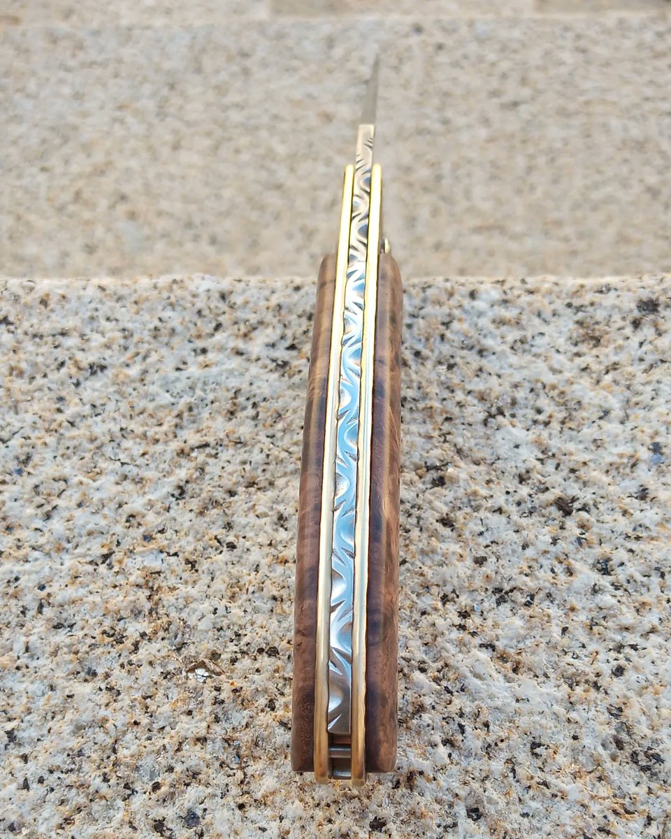 Couteaudumitou's tweet photo. Bonjour à tous 
Voilà un #couteau pliant Sionvillois Piémontais
Sa lame est en acier carbone 26c3 avec une trempe sélective
Ses platines sont en laiton martelé
Son manche est en loupe de noyer stabilisée
Il mesure 20 cm pour 8 cm de lame
#knife #handmade #madeinfrance #faitmain https://t.co/1naV9MVITL