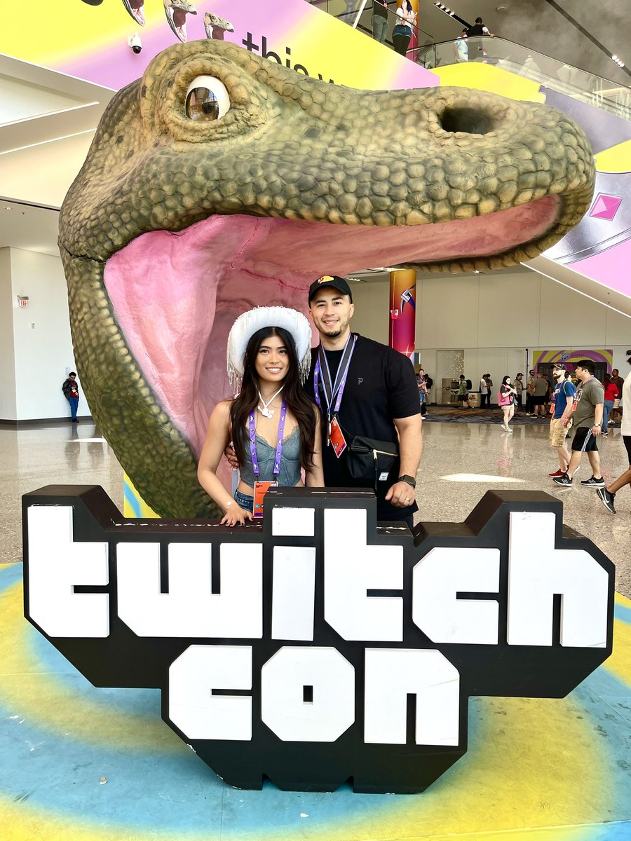 TwitchCon summed up in one pic 🖤💜 #twitchcon2023