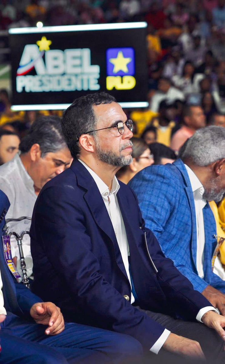 andresnavarrog's tweet photo. Atento, como miles de compañeros del @PLDenlinea en la asamblea de proclamación, escuchando a nuestro candidato presidencial @AbelMartinezD, explicando los cinco pilares prioritarios de su Plan de Transformación de la #RepúblicaDominicana: 

(1)Transformación Social, (2)Productiva, (3)de la Seguridad, (4)de la Salud y la Educación y (5)Transformación Migratoria.

#ComienzaLaTransformacion
#AbelPresidente
#AbelEsTransformacion