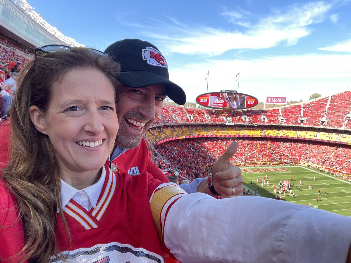 silvins81's tweet photo. Mejor regalo de los 40 EVER!!! Saludos desde Arrowhead!!! #interceptadosNFL https://t.co/QszEpaAT6h