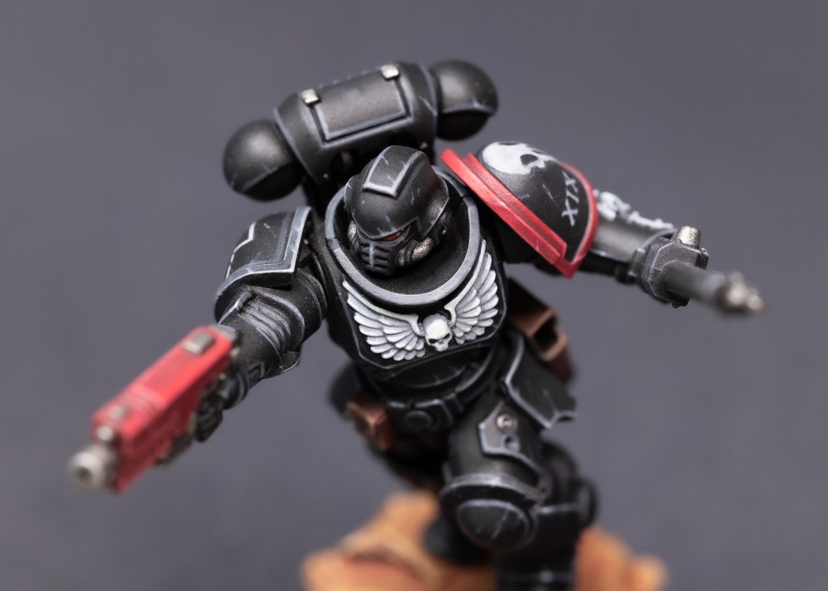 CoreMiniatures's tweet photo. Painted this badass Raven Guard Intercessor for a new tutorial. Hope you like it! 🤟🖤 https://t.co/jNSJXSe5in 
.
.
.
#warhammer40k #WarhammerCommunity #PaintingWarhammer #paintingminis https://t.co/D9JPzvHZoN