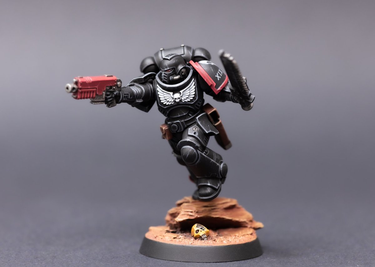 CoreMiniatures's tweet photo. Painted this badass Raven Guard Intercessor for a new tutorial. Hope you like it! 🤟🖤 https://t.co/jNSJXSe5in 
.
.
.
#warhammer40k #WarhammerCommunity #PaintingWarhammer #paintingminis https://t.co/D9JPzvHZoN
