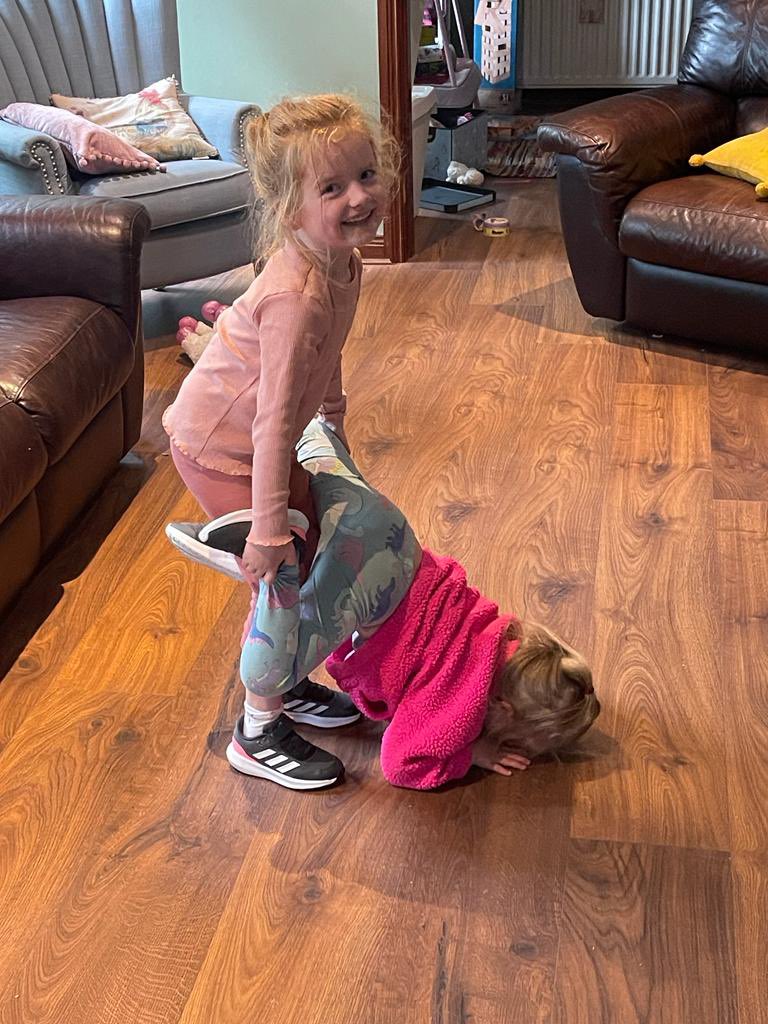 Pippa trying to teach Zara the art of the handstand !! 👧🏼❤️👧🏼❤️