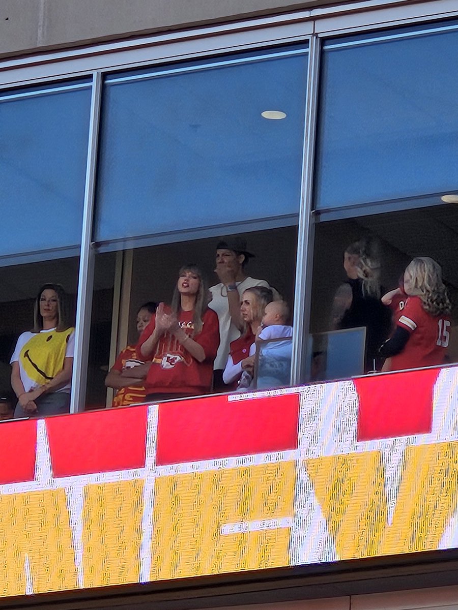 MichelleFewins's tweet photo. Taylor Swift at the #Chiefs game! https://t.co/xrbL4EZh4R