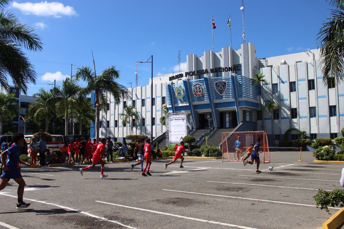 Jacobommoquete's tweet photo. 3:40 PM 
Ahora en Palacio PN
Culmina con éxito “Primer Torneo Fútbol Niños DE VUELTA AL BARRIO SD Oeste con la presencia de nuestro  Director General @PoliciaRD Alberto Then quien observó el partido final donde Enmanuel FC, del batey Hato Nuevo, se coronó Campeón 
@MinInteriorRD https://t.co/IlVa9zKueQ
