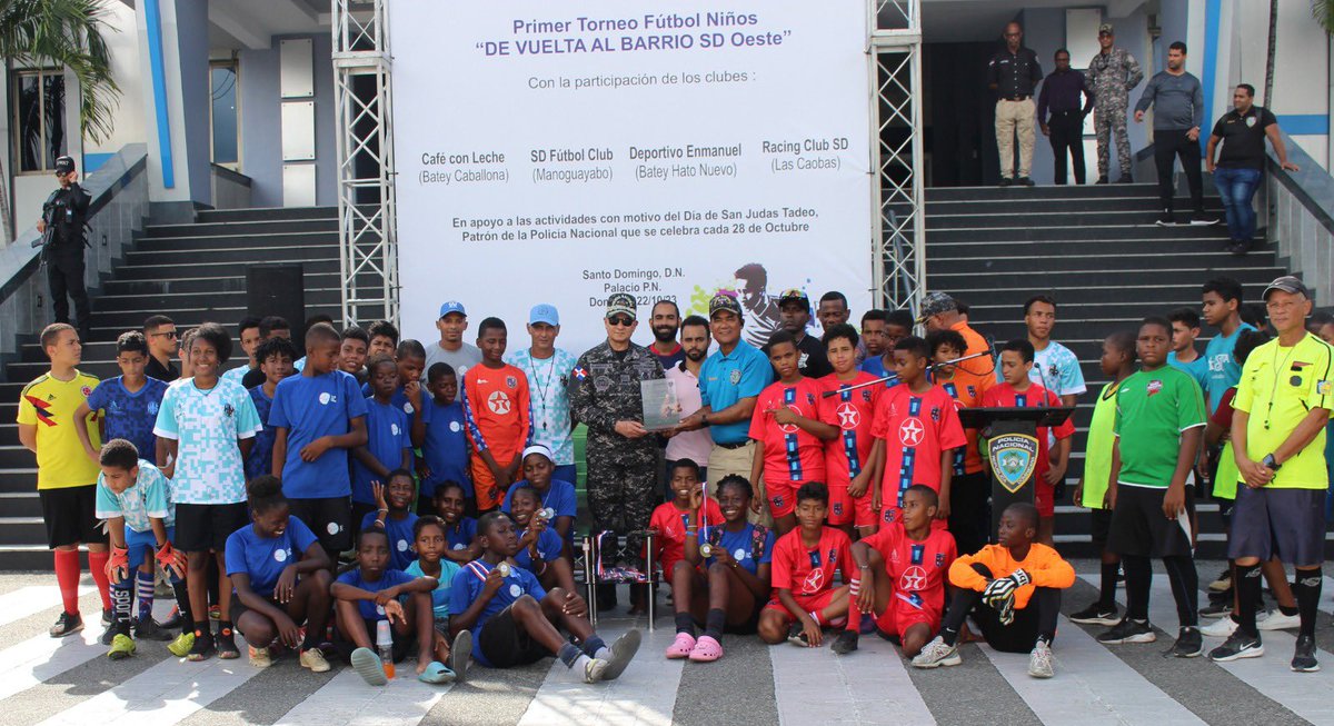 Jacobommoquete's tweet photo. 3:40 PM 
Ahora en Palacio PN
Culmina con éxito “Primer Torneo Fútbol Niños DE VUELTA AL BARRIO SD Oeste con la presencia de nuestro  Director General @PoliciaRD Alberto Then quien observó el partido final donde Enmanuel FC, del batey Hato Nuevo, se coronó Campeón 
@MinInteriorRD https://t.co/IlVa9zKueQ