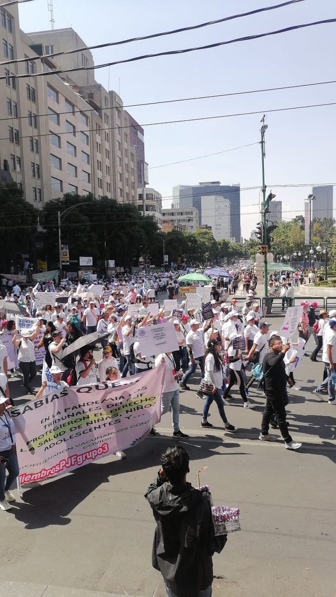 ImparcialOaxaca's tweet photo. #Entérate | Esta mañana se realizó una marcha por parte de los trabajadores del #PoderJudiacial del Monumento a la Revolución al hemiciclo a Juárez en la #cdmx. https://t.co/bIE9M3ojIh