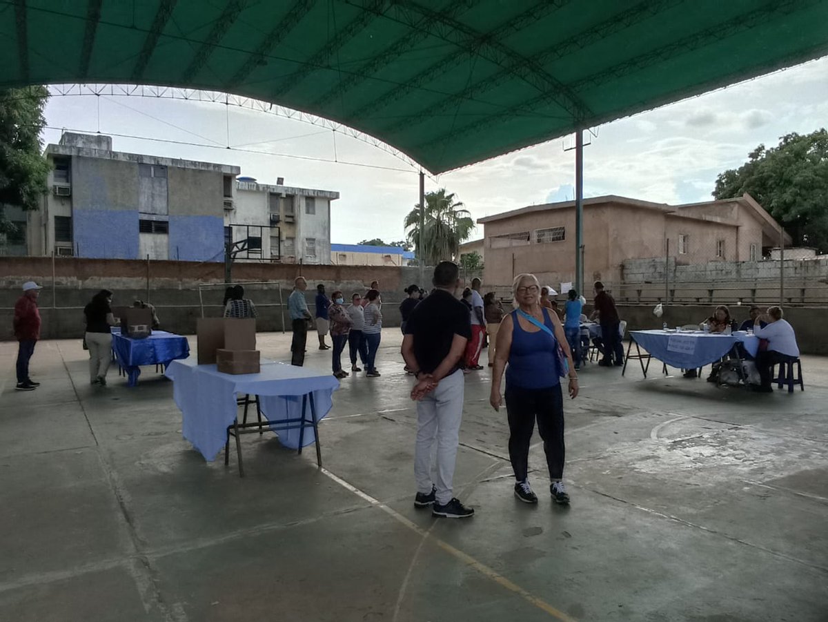 #Zulia | 4.05 pm | Electores siguen llegando al centro de votación Cancha Ayacucho en el oeste de #Maracaibo para votar en la primaria de la oposición. 

Vía <a href="/Natalyaav/">Nataly Angulo</a>, <a href="/ElPitazotv/">El Pitazo</a>, ARI
#PrimariaEnVivo #Primarias2023