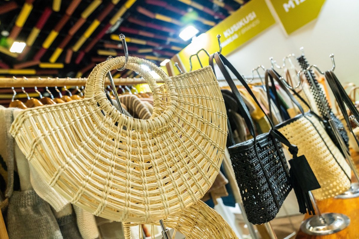 Promperu's tweet image. #PROMPERÚ reafirma su compromiso con la sostenibilidad bajo el lema "En armonía con el mundo".🌳🌎
#PerúModaDeco busca impulsar la internacionalización de las empresas textiles peruanas y promover una industria global con conciencia ambiental y social 👉 gob.pe/es/n/854073.