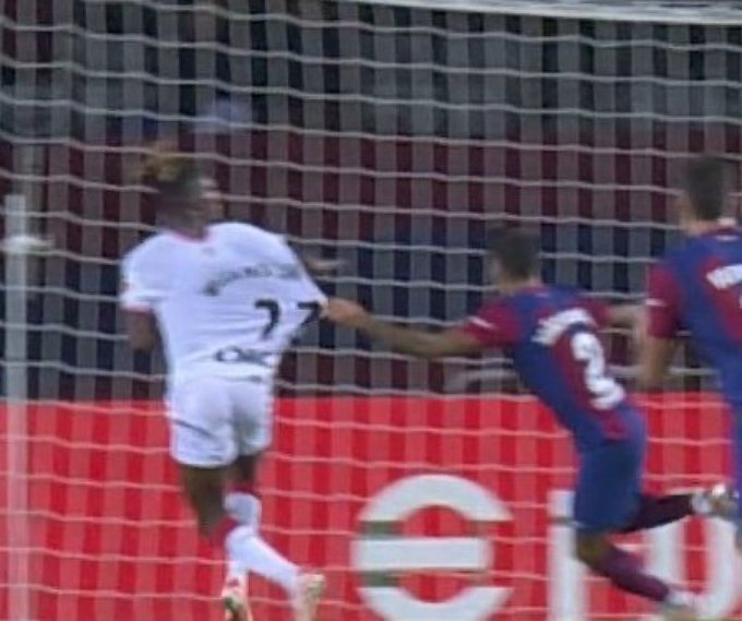 cabaislois's tweet photo. Normal que Martínez Munuera no pite el penalti de Cancelo a Nico Williams, cuando pitó otro por agarrón de Lenglet a Ramos le mandaron un sicario de Sport y Radio Marca a su ciudad a acosar a su familia. https://t.co/QNtq27ZBoA