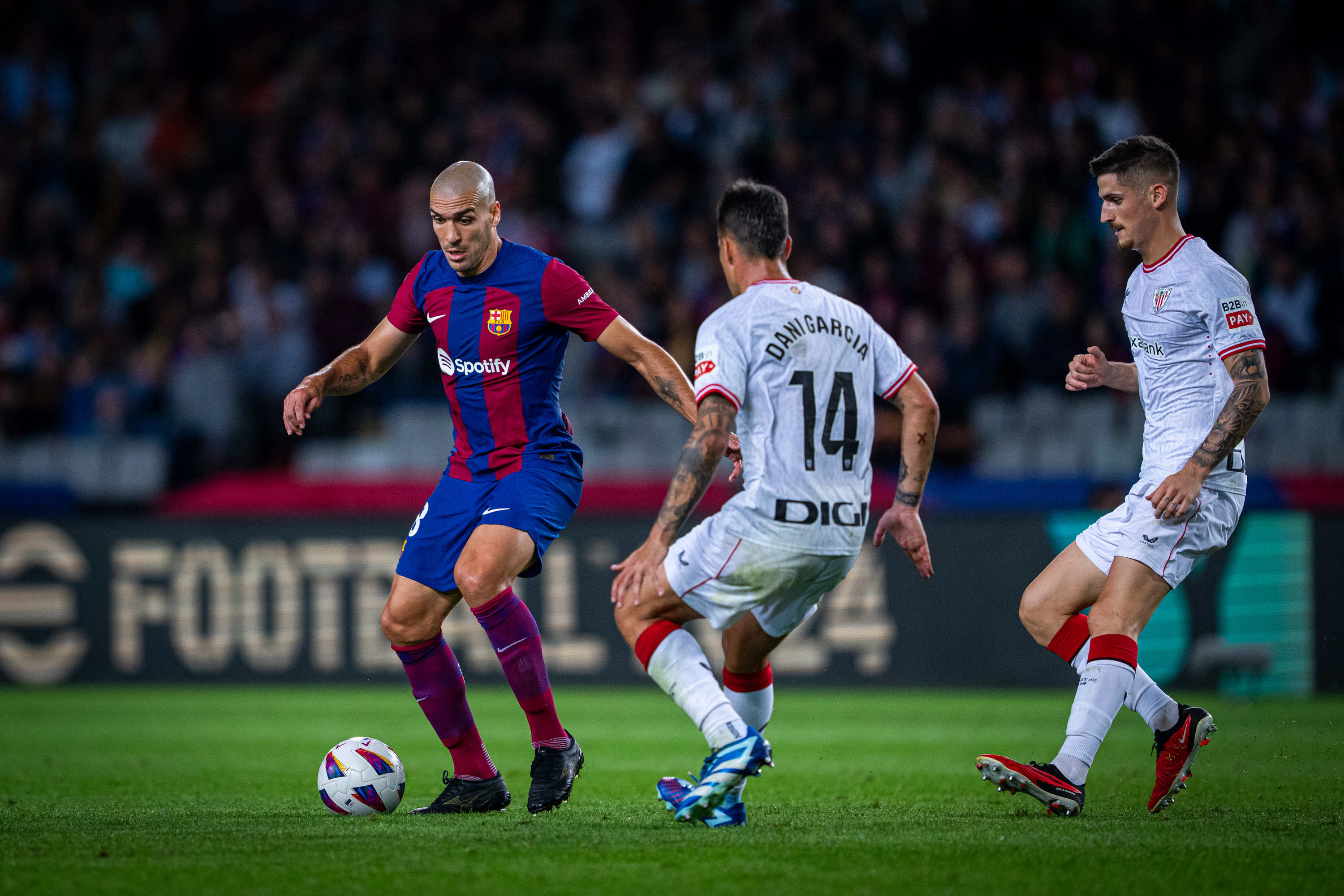 Oriol Romeu no está cumpliendo con las expectativas de su fichaje como pivote culé. Fuente: FC Barcelona.