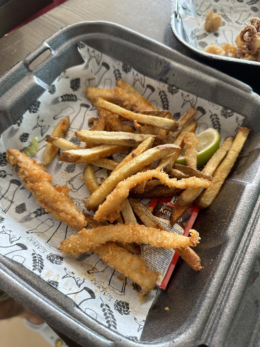 wawi26's tweet photo. En el premio al miserable del año se lo lleva @CervezaCadejo 💀💀💀 los fish &amp; chips y calamares mas tristes de la historia https://t.co/NRp05gfnUw