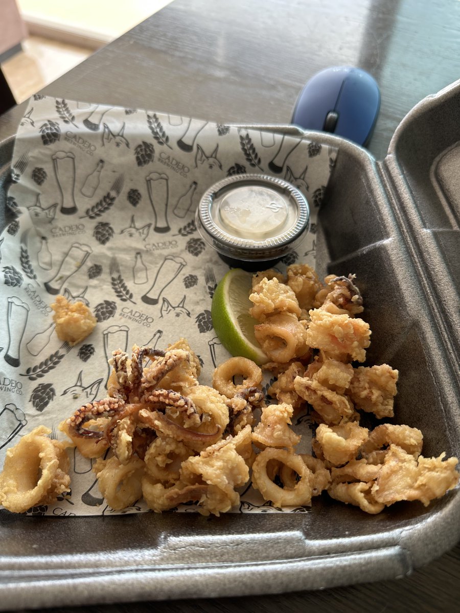 wawi26's tweet photo. En el premio al miserable del año se lo lleva @CervezaCadejo 💀💀💀 los fish &amp; chips y calamares mas tristes de la historia https://t.co/NRp05gfnUw