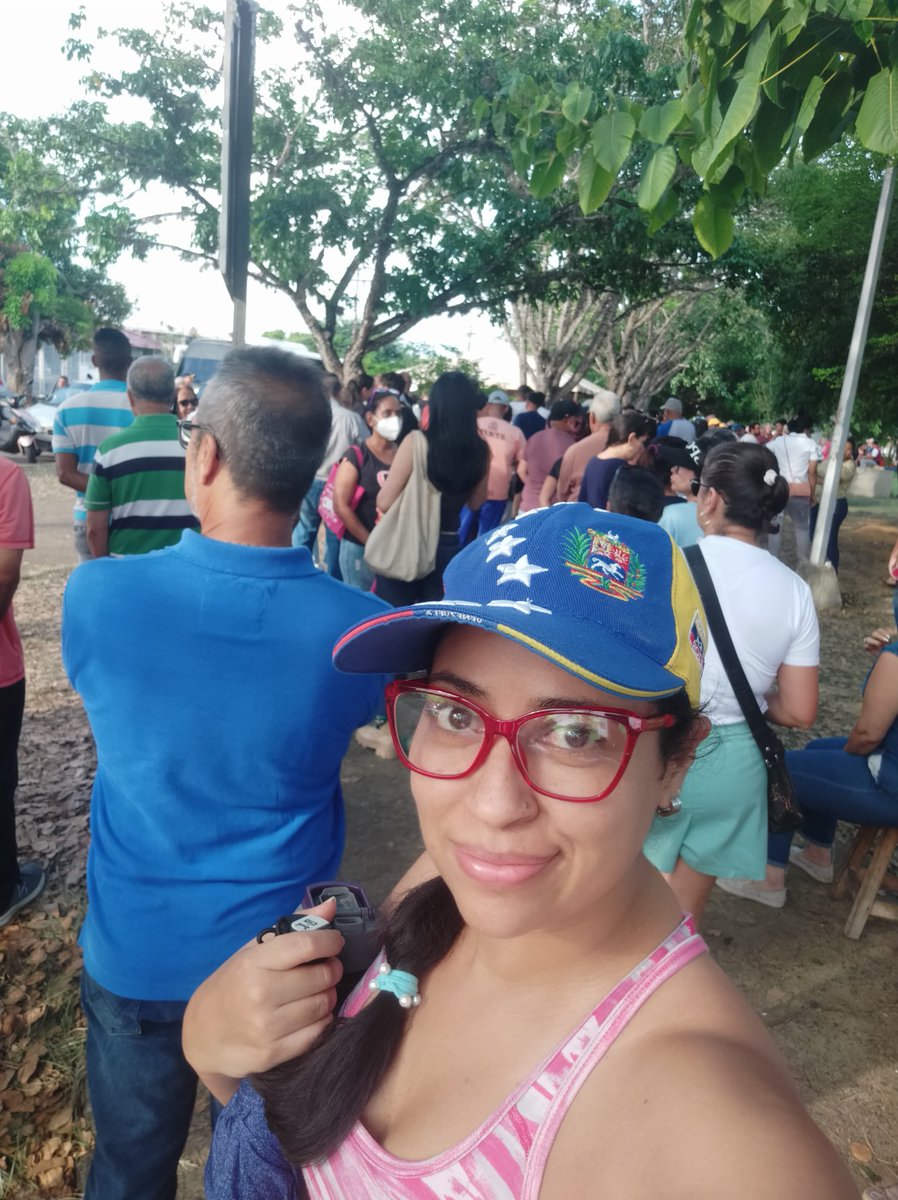 oscariny's tweet photo. De las pocas colas que hago con gusto... #Primarias2023 #PuertoOrdaz #PlazaChipía 4:28 p. m. https://t.co/XxcSRiUQ7l