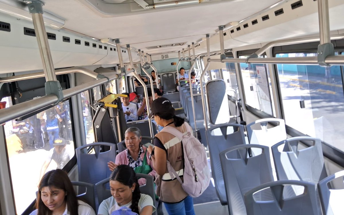 SEMOVI_GobOax's tweet photo. El equipo de la #Semovi realiza sondeos para que las y los usuarios evalúen el servicio que brindan las Rutas de Transporte gratuito del #Citybus que operan desde diversos puntos para la sede de la  #43FILO. https://t.co/oMLkrY9Usv