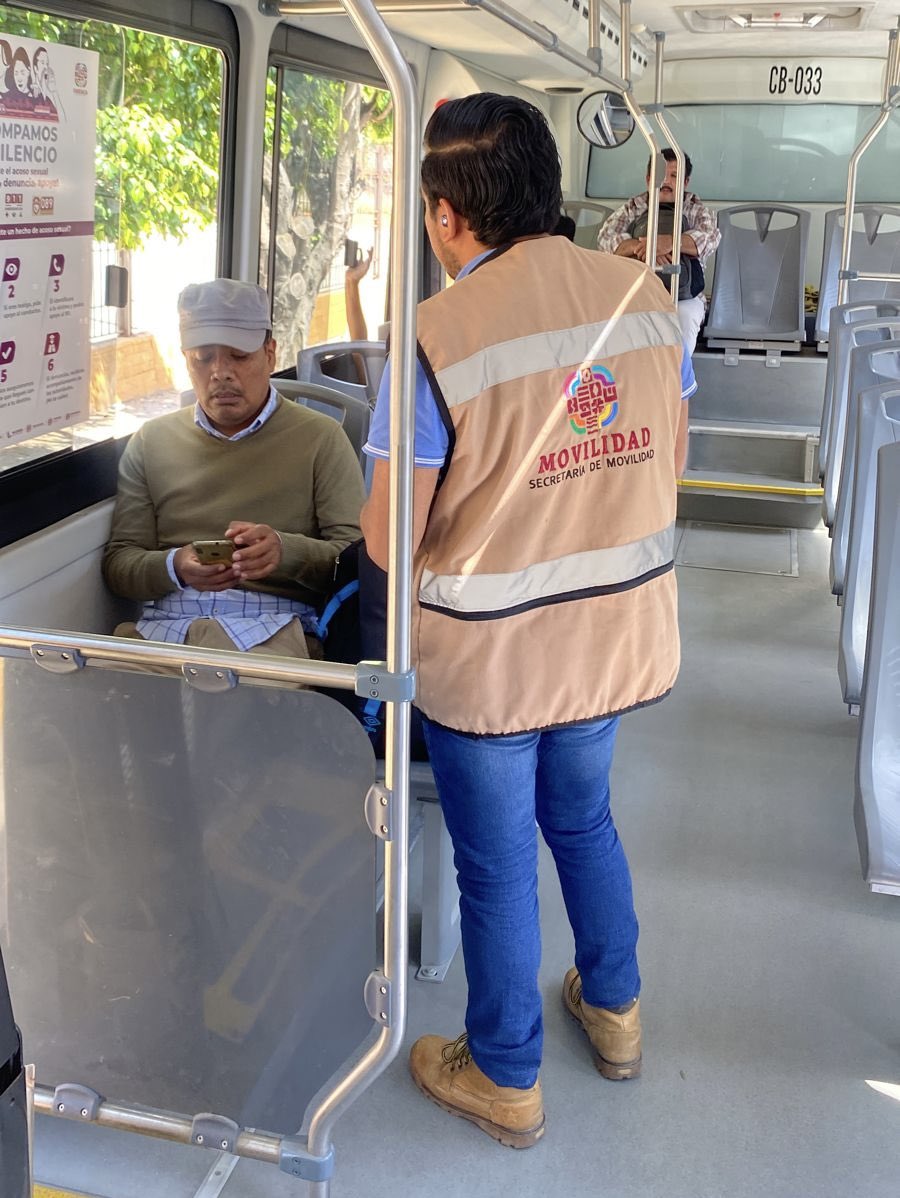 SEMOVI_GobOax's tweet photo. El equipo de la #Semovi realiza sondeos para que las y los usuarios evalúen el servicio que brindan las Rutas de Transporte gratuito del #Citybus que operan desde diversos puntos para la sede de la  #43FILO. https://t.co/oMLkrY9Usv