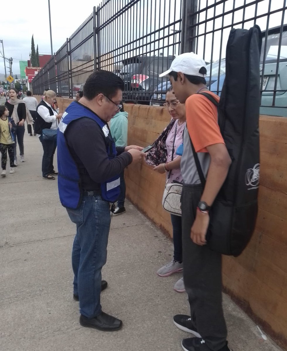 SEMOVI_GobOax's tweet photo. El equipo de la #Semovi realiza sondeos para que las y los usuarios evalúen el servicio que brindan las Rutas de Transporte gratuito del #Citybus que operan desde diversos puntos para la sede de la  #43FILO. https://t.co/oMLkrY9Usv