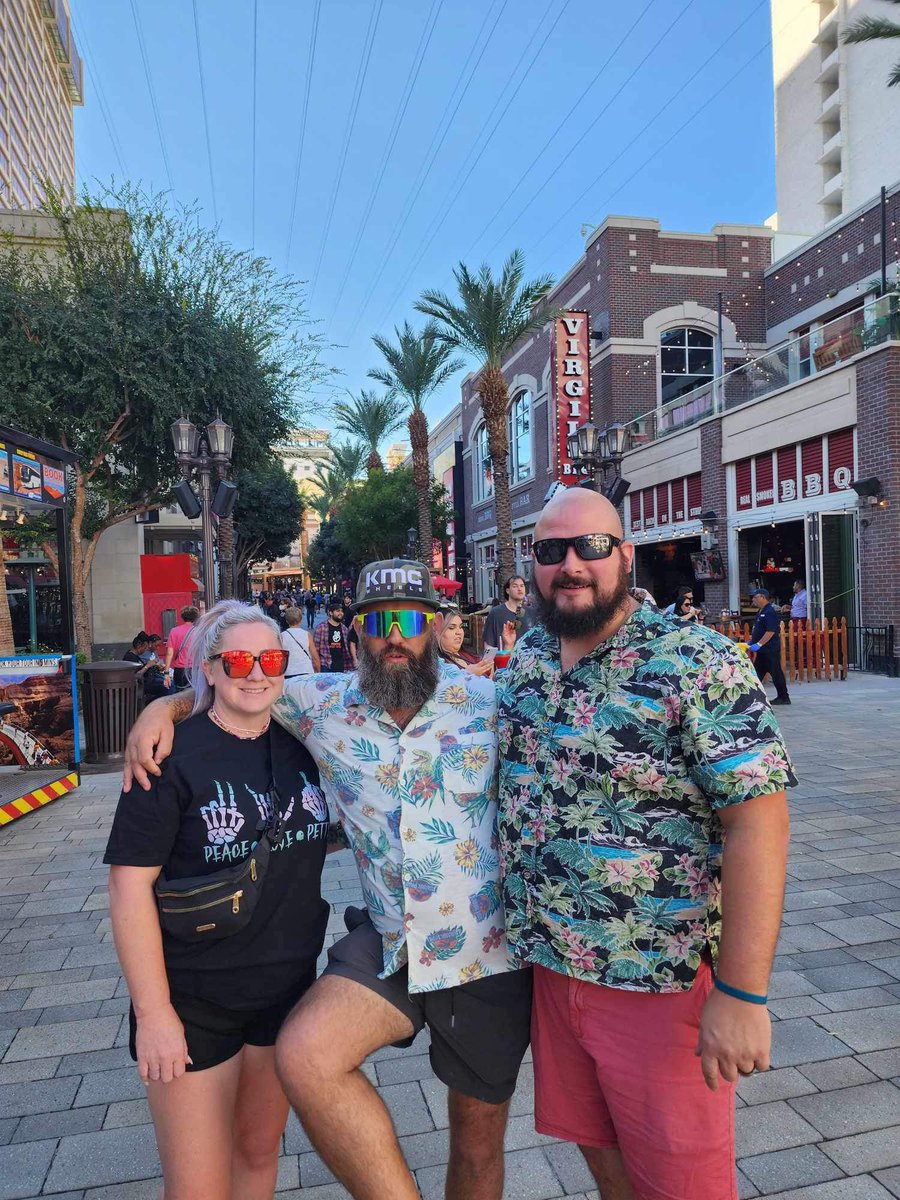 BeardedDadvet's tweet photo. Had a good time out is Las Vegas was good to see @BadUglyUSA  and to finely get to see @blink182 https://t.co/Y5EUNyQyjk