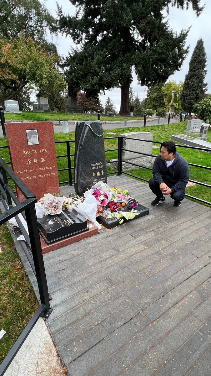 anousone's tweet photo. Paying respect. #BruceLee #BrandonLee #Inspiration https://t.co/8adSZZyqqM