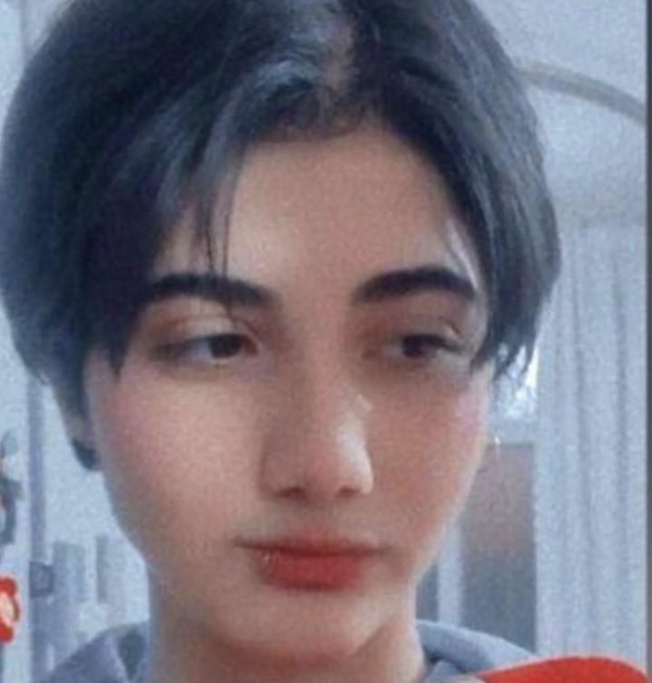 #ArmitaGaravand 
16 Jahre jung
von der Sittenpolizei im #Iran schwer misshandelt
Heute offiziell für hirntot erklärt. 
16 Jahre jung! 
Die Eltern eingeschüchtert, festgenommen und bedroht.
Sie sollten keine Infos über den Zustand der Tochter weitergeben. 
#کارخودشونه