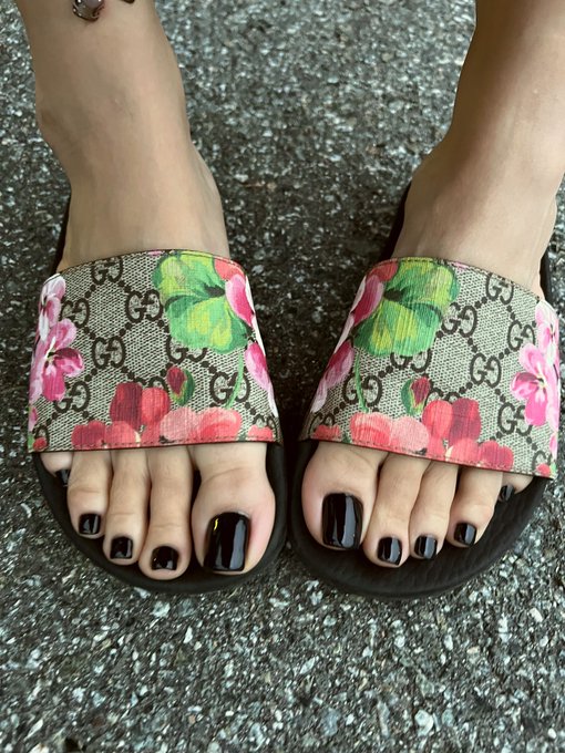 Gave myself a pedicure, how did I do? 😍 https://t.co/WeNqqJiJcY
