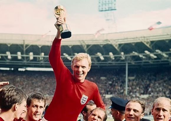 wikiglobals's tweet photo. New Post: Sir Bobby Charlton dies: England and Manchester United legend passes away, Wiki, Bio, Age, Death Cause https://t.co/f9tK6WLiAi https://t.co/TM7z6Frd29