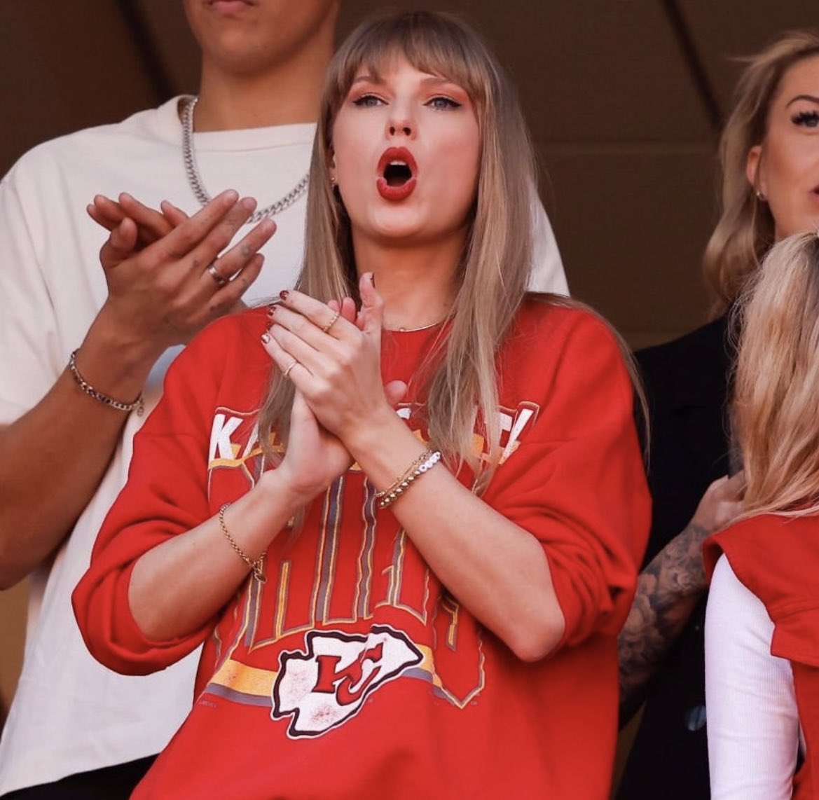 SwiftNYC's tweet photo. Taylor Swift at the Chiefs game and supporting Travis Kelce! 🏈✨ https://t.co/CG8tqDtfUc