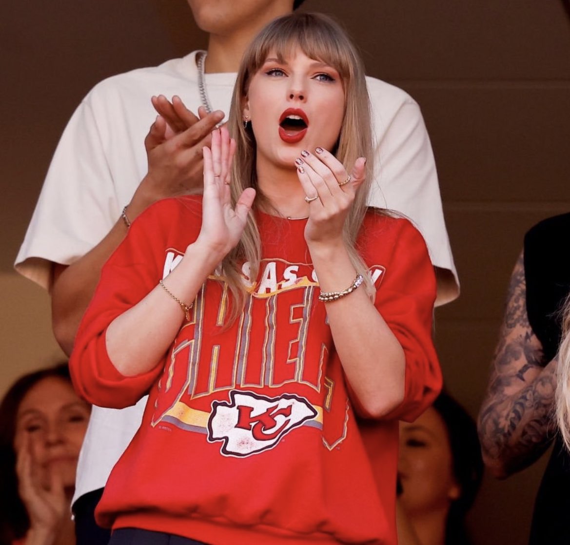 SwiftNYC's tweet photo. Taylor Swift at the Chiefs game and supporting Travis Kelce! 🏈✨ https://t.co/CG8tqDtfUc