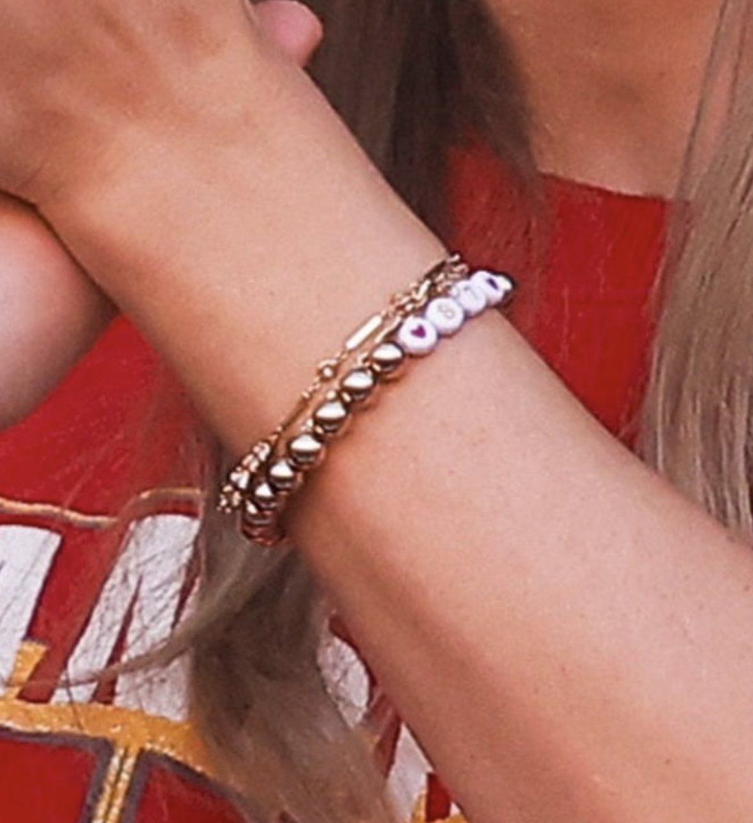 📸 | Taylor is wearing a friendship bracelet with 87 on it for Travis Kelce’s jersey number!
