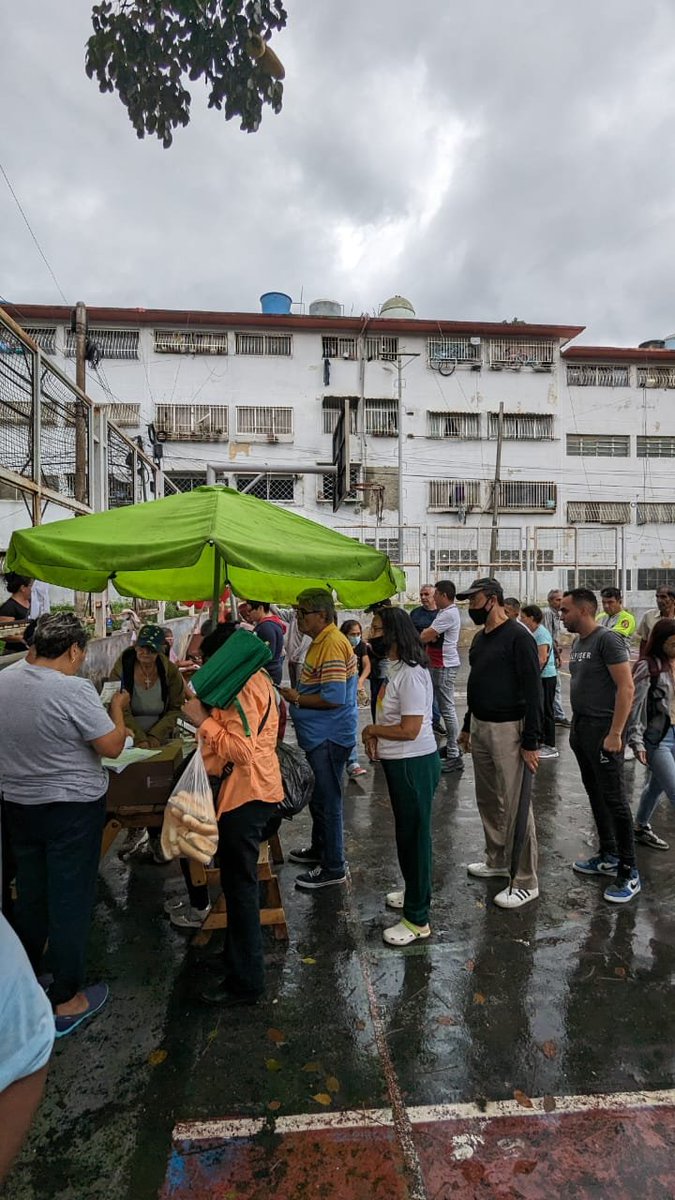 DiarioTalCual's tweet photo. 4:42 | En un centro de votación de El Cuartel, en Catia, ya cerraron las mesas. Quedan como 30 personas para ejercer su derecho al voto. Una colaborada de las primarias dice que ha habido muchas provocaciones por parte de los colectivos y otros afectos al Gobierno. 

Dicen que los electores se mantuvieron en la cola aunque con lluvia. 

Dicen que cerraran para cuidar la integridad de los integrantes de las mesas 

Vía: Luna Perdomo. TalCual. ARI. #Primarias2023