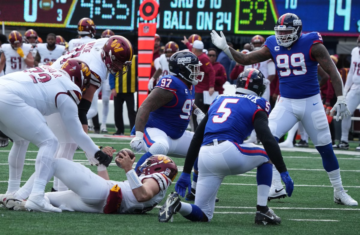 MySportsUpdate's tweet image. Sam Howell has been sacked 40 times in 7 games this season.

The NFL record for a season is 76.

Just not normal.