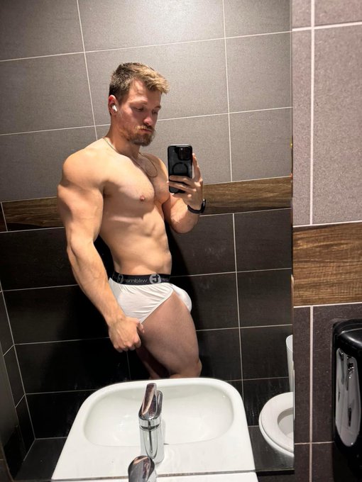 What is something you like about my physique? 👅 https://t.co/7LPWWSH4aw