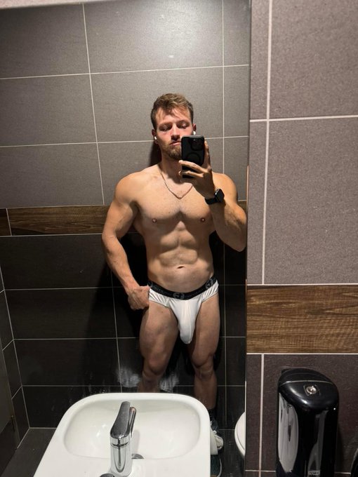 What is something you like about my physique? 👅 https://t.co/7LPWWSH4aw