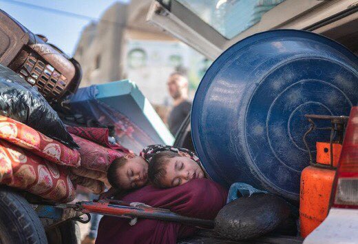 withhanouna's tweet photo. Tut mir leid für heikle Szenen, aber das passiert rund um die Uhr in Gaza-Palästina. Die israelische Armee tötet Kinder, Frauen und alte Menschen und löscht ihre Menschlichkeit aus, was zu Massakern führt 💔💔💔 Gott schütze Palästina #TheRealImage
#Gazabombardierung https://t.co/KrG1ZfIpH8