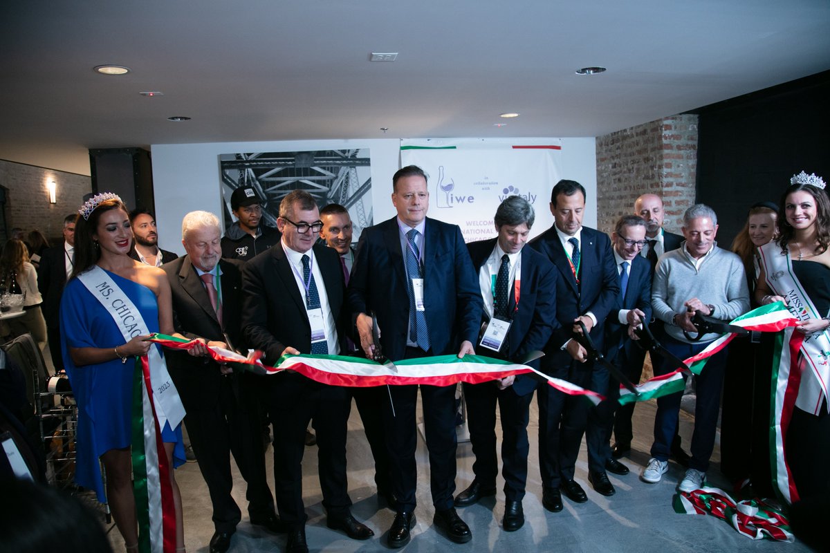 Chicago USA, Opening #InternationalWineExpo con #Vinitaly: al taglio nastro F. Bricolo e M. Danese, Presidente e AD #Veronafiere, M. Zoppas Presidente #ICE, T. Botzios Console generale Italia a Chicago, B. Terlato Ceo Terlato Wine Group. #Vinitaly #IWE